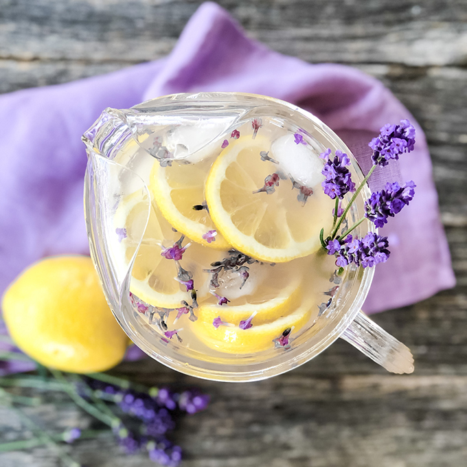 Lavender Tea Lemonade F Cette limonade à base de lavande est le remède ultime contre les maux de tête et l'anxiété.