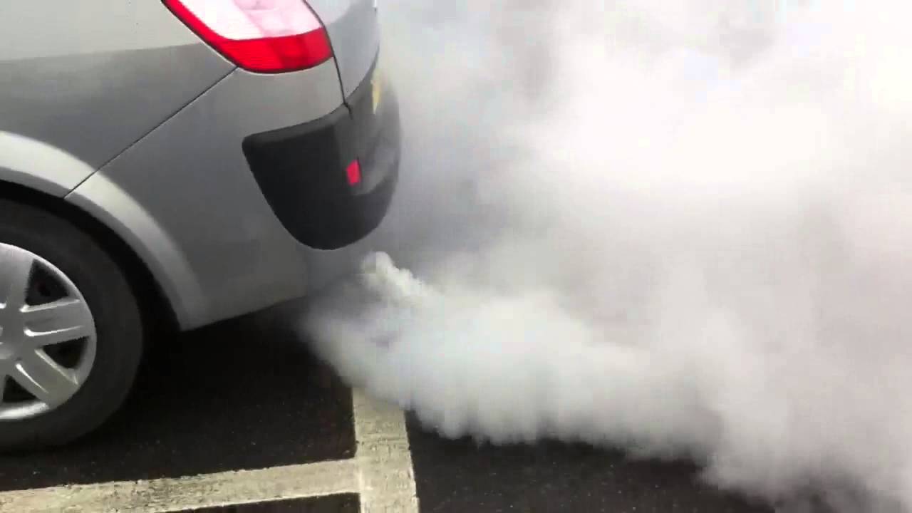 Voiture qui fume blanc Une mère malpolie obtient ce qu’elle mérite après avoir fait exprès de bloquer un camion