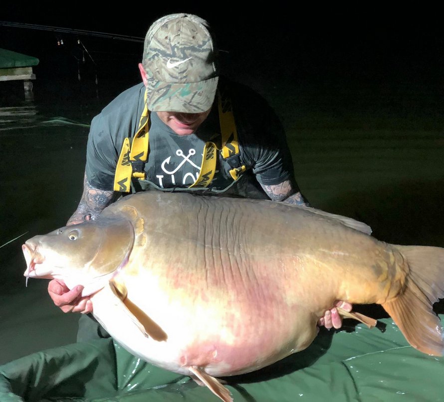 pecheur attrape grosse carpe 51 kilos martin 001 Ce pêcheur attrape une énorme carpe de 51 kilos, dans un lac en Hongrie