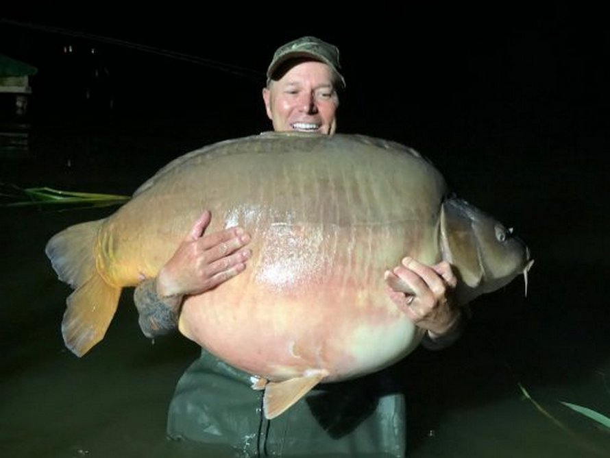 pecheur attrape grosse carpe 51 kilos martin 002 Ce pêcheur attrape une énorme carpe de 51 kilos, dans un lac en Hongrie