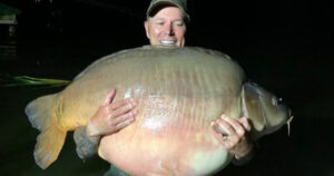 Ce pêcheur attrape une énorme carpe de 51 kilos, dans un lac en Hongrie