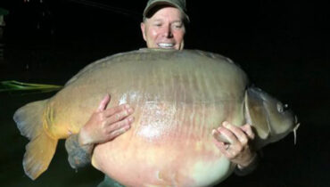 Ce pêcheur attrape une énorme carpe de 51 kilos, dans un lac en Hongrie