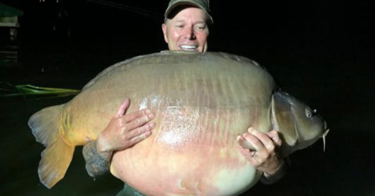 pecheur attrape grosse carpe 51 kilos martin fb 01