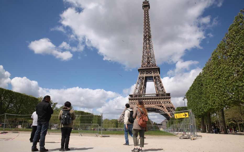 77E226WOVJVSKPXDYF3FTEEII41 Tour Eiffel : deux femmes agressées au couteau sur le Champ-de-Mars, une enquête ouverte pour « tentative d’homicide »
