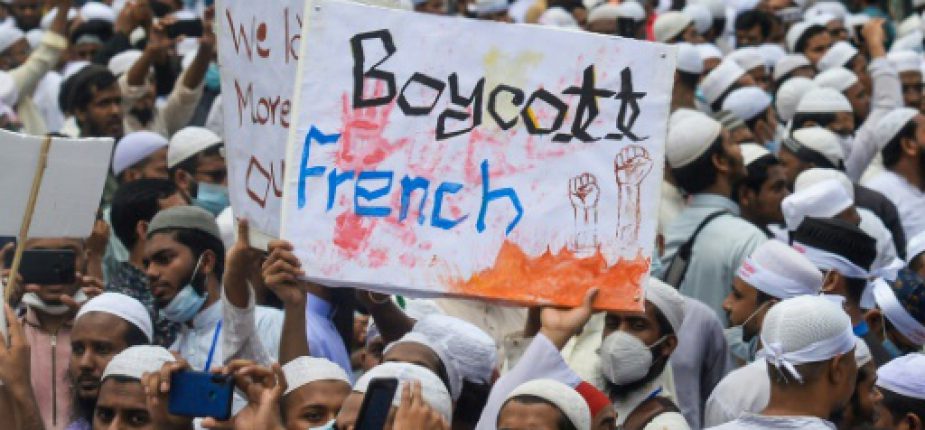 manifestation contre la france a dacca 925x430 1 Bangladesh : 50 000 manifestants accusent la France et Macron d’islamophobie !