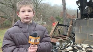 « Je la tiens, papa » : Un garçon de 7 ans, salué comme un héros après s’être introduit dans la maison familiale en feu par une fenêtre afin de sauver sa petite sœur