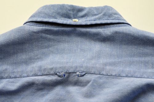 chemiselanguettes Devinez à quoi sert la petite boucle au dos de votre chemise ?