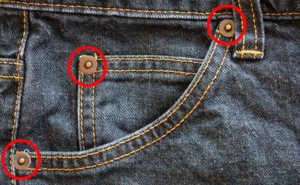 À quoi servent la mini-poche et les petits ronds de métal sur vos jeans ?