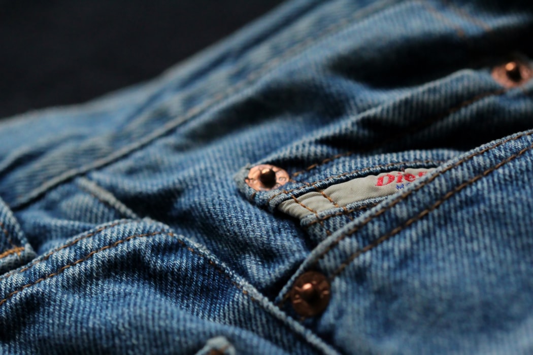 jeans À quoi servent la mini-poche et les petits ronds de métal sur vos jeans ?