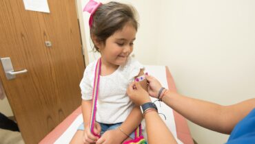 Variants du coronavirus : « Peut-être un jour faudra-t-il vacciner les enfants », déclare Alain Fisher