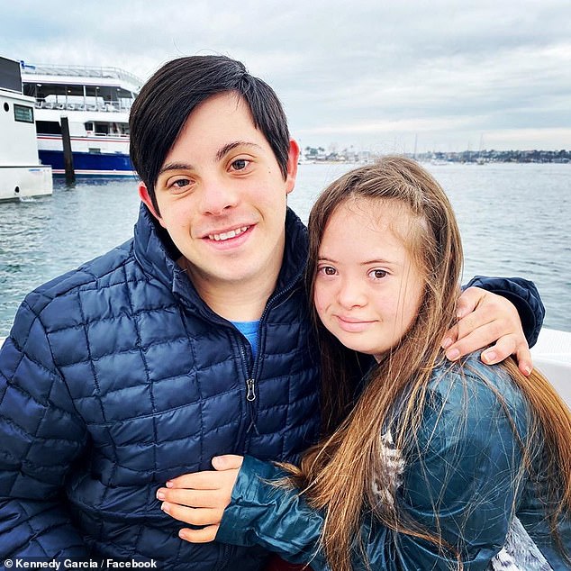 24988454 8025745 Bond She also has a boyfriend 19 year old Matthew whom she met w a 38 1582226279394 Cette fille trisomique bat les pronostics des médecins et devient un mannequin d'une beauté saisissante