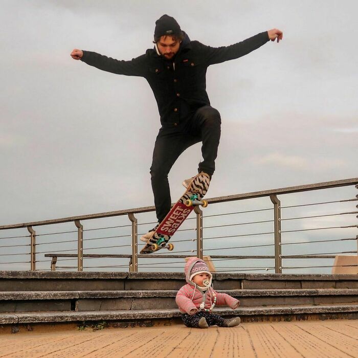 B5VNCjnnY d png 700 Chaque fois qu'elle lui demande si leur enfant va bien, il lui envoi ses photos !