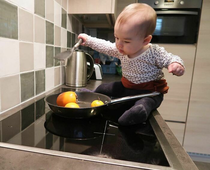 B6LYt1Yn22m png 700 Chaque fois qu'elle lui demande si leur enfant va bien, il lui envoi ses photos !