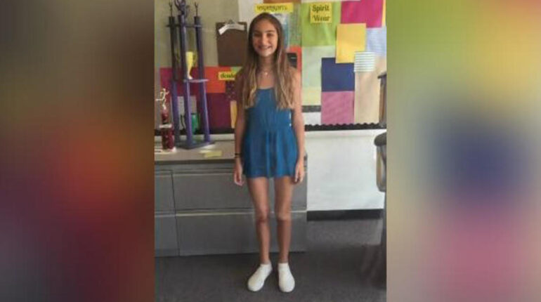 Une adolescente expulsée de son école à cause de sa tenue, l’administration le regrette après avoir découvert qui est son père administration ado adolescente avant et après collège combat Confort Demetra Alarcon différente école fille garçons gênée en classe humiliation jeune fille père père protecteur problèmes d'ados Raymond J. Fisher relax santé femme santé France santé mentale santé relax santé relaxe santé sécurité solution suspense tenue tenue inappropriée Tony Alarcon tranquillité véritable raison