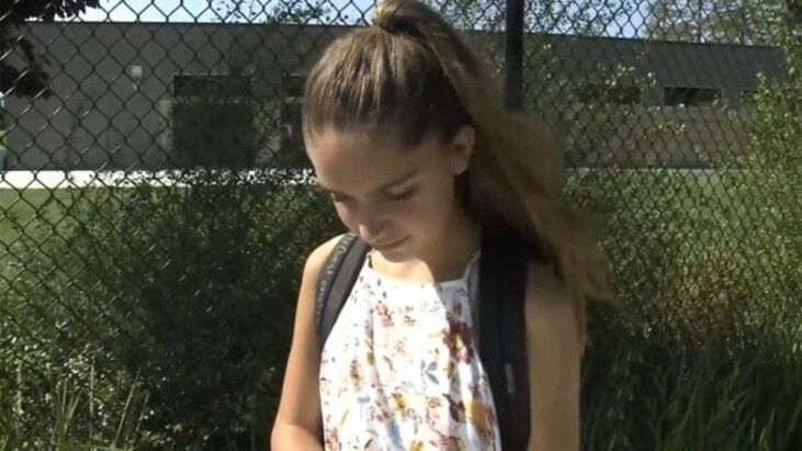 demetra Une adolescente expulsée de son école à cause de sa tenue, l’administration le regrette après avoir découvert qui est son père expulsée de son école