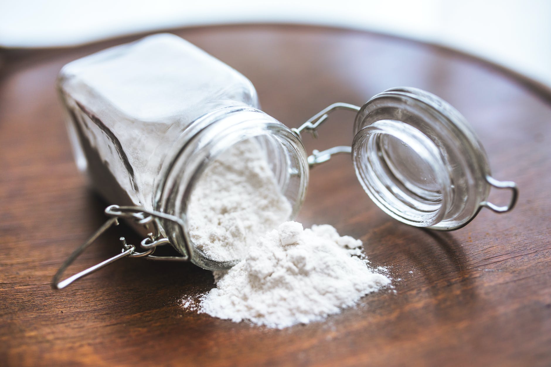 flour powder wheat jar Se débarrasser de la plaque dentaire : 6 méthodes naturelles