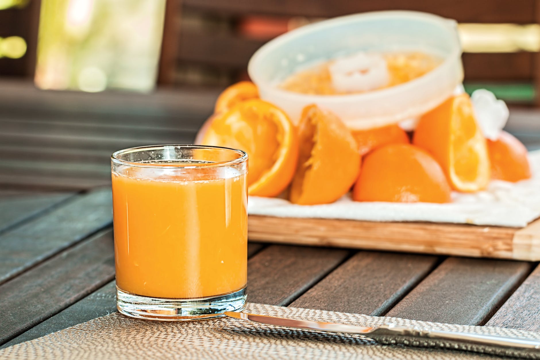 fresh orange juice squeezed refreshing citrus 158053 7 remèdes maison pour se débarrasser des aphtes sans médicaments