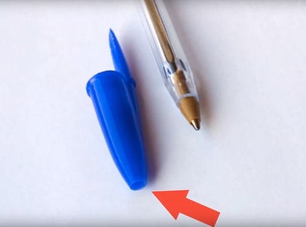 le trou dans le bouchon des stylos Bic À quoi sert le trou dans le bouchon du stylo Bic ?