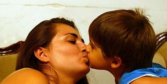Un psychologue explique pourquoi il faut arreter dembrasser vos enfants sur les levres 1 Un psychologue explique pourquoi il faut arrêter d'embrasser vos enfants sur les lèvres