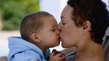 Un psychologue explique pourquoi il faut arrêter d’embrasser vos enfants sur les lèvres