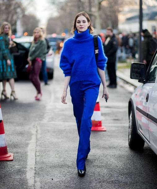 a statement classic blue outfit with an oversized sweater pants black booties and a comfy bag Votre couleur préférée pourrait révéler votre personnalité