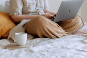 5 raisons pour lesquelles travailler depuis son lit causerait plus de mal que de bien
