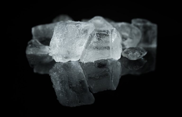 6 raisons pour lesquelles manger des glacons fait plus de mal que