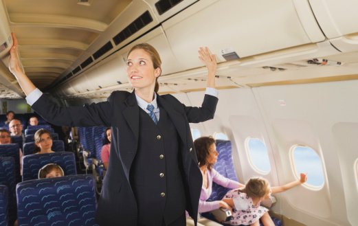 Why the cabin crew keep their arms behind their backs when greeting passengers22 Pourquoi les hôtesses de l'air gardent-elles leurs bras derrière le dos lorsqu'elles accueillent les passagers ?