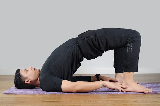 Bridge pose 7 exercices pratiques pour éliminer les plis dans le dos et sur les côtés