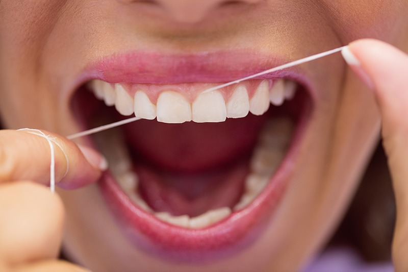 Le fil dentaire 6 objets utiles que nous devrions tous avoir dans notre sac à main en cas d'urgence