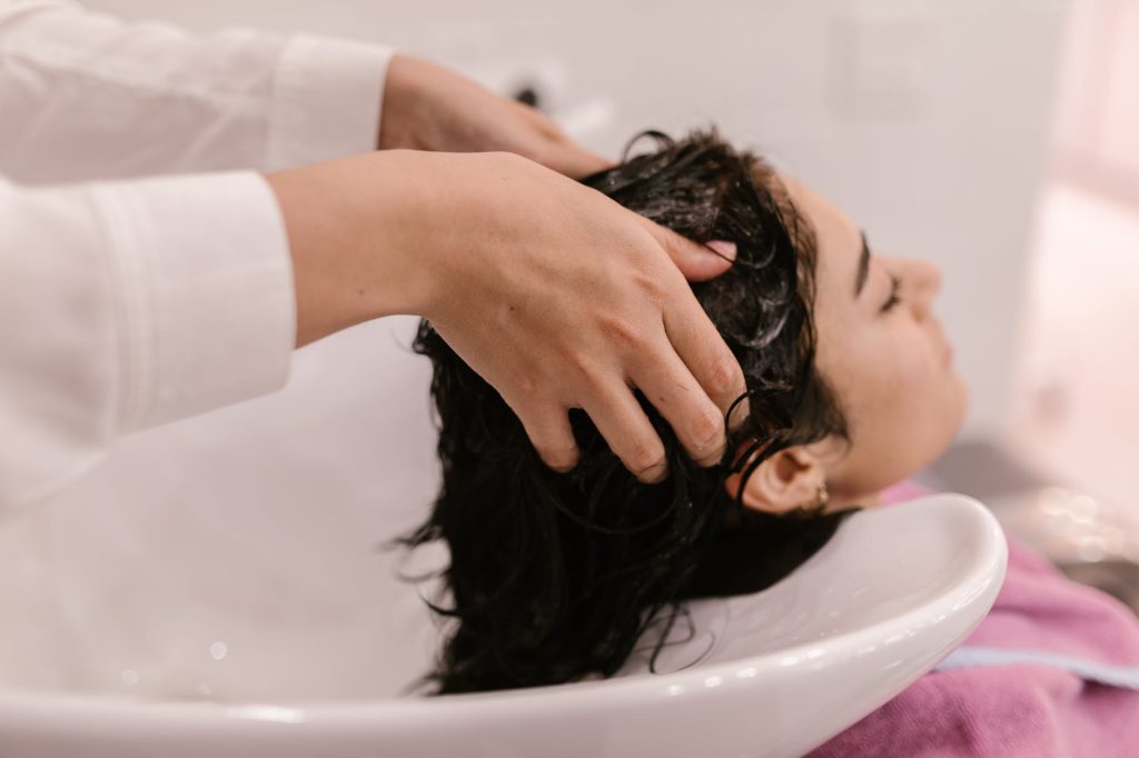 4 effets désastreux qui se produisent lorsque vous vous lavez les cheveux à l’eau chaude l’eau tiède pour cheveux