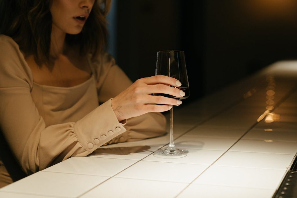 4 façons de faire en sorte que votre mari retombe amoureux de vous femme main verre