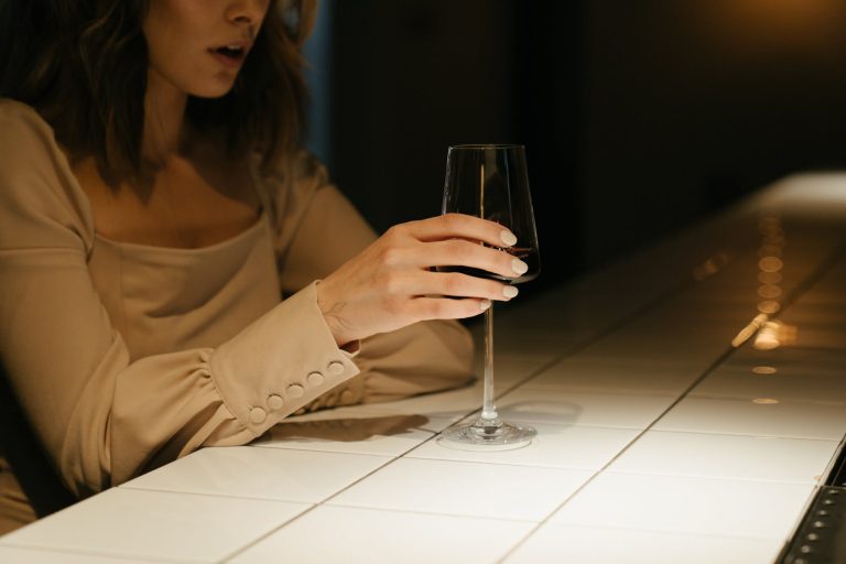 femme main verre