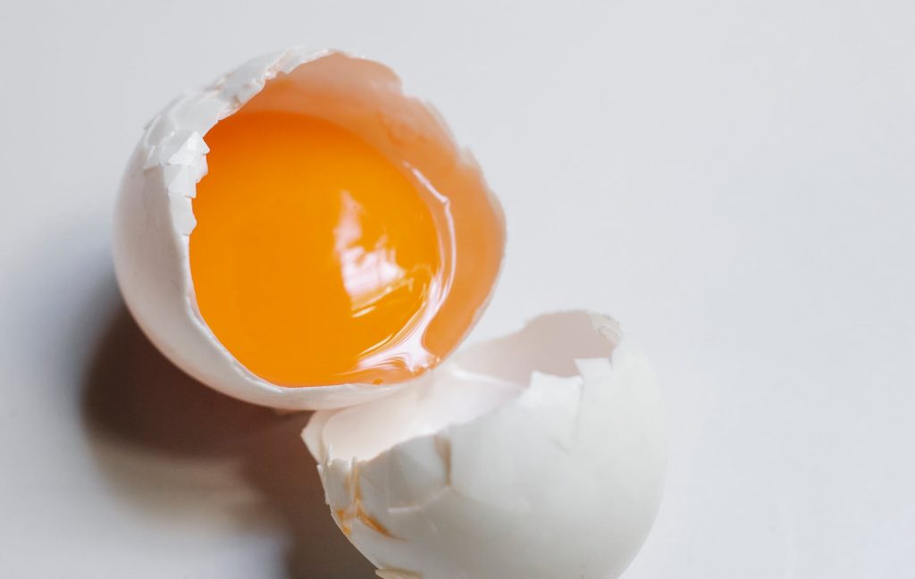 4 façons simples de savoir si un œuf est pourri un œuf cassé