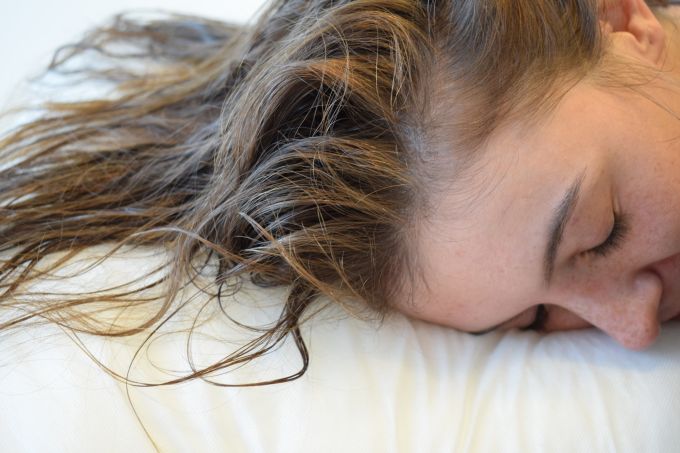 7 Bonnes Raisons Deviter De Dormir Avec Les Cheveux Mouilles 