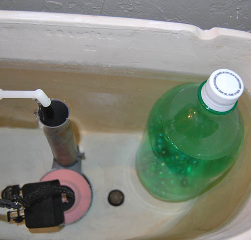 Une bouteille de soda en plastique permet d'économiser de l'eau