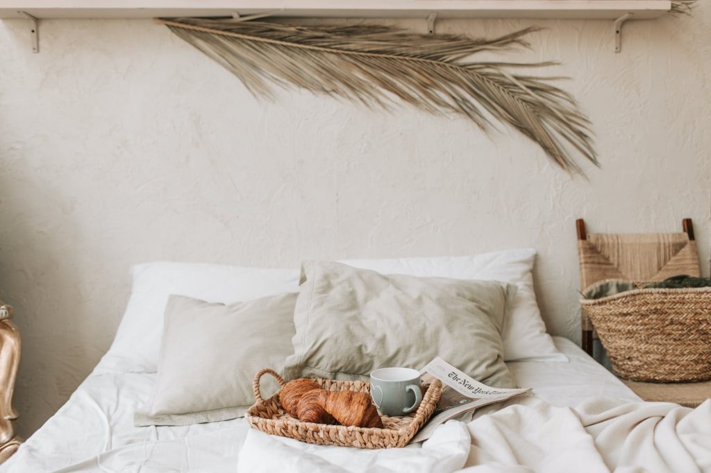 Comment se débarrasser de l’odeur de moisi dans votre chambre à coucher la tête du lit