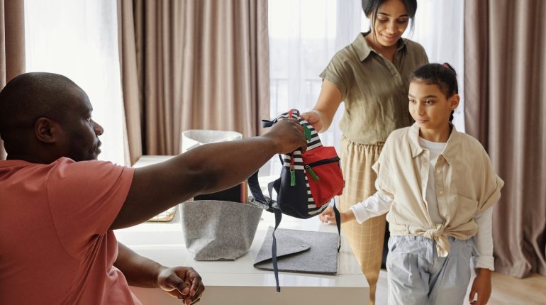 Que faire si quelqu’un verbalise votre enfant ? abordiez la situation compassion corriger diplomate enfant entraîneur Évaluez la situation avant de réagir Fixez des limites imiter la position logique mal comporté manière membre de la famille négatif professeur Que faire rassuré réagir situation situations Soyez direct suivre le bon chemin verbalise votre enfant vos enfants votre présence