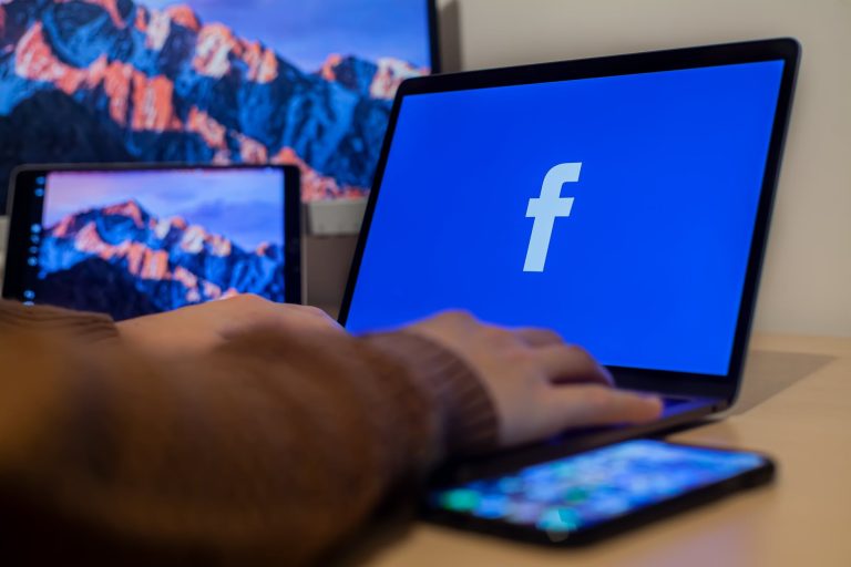 facebook espionnage écran
