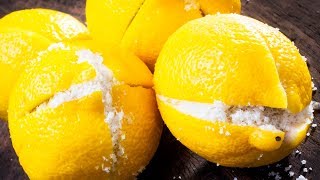 un demi-citron frais avec une poignée de gros sel dessus