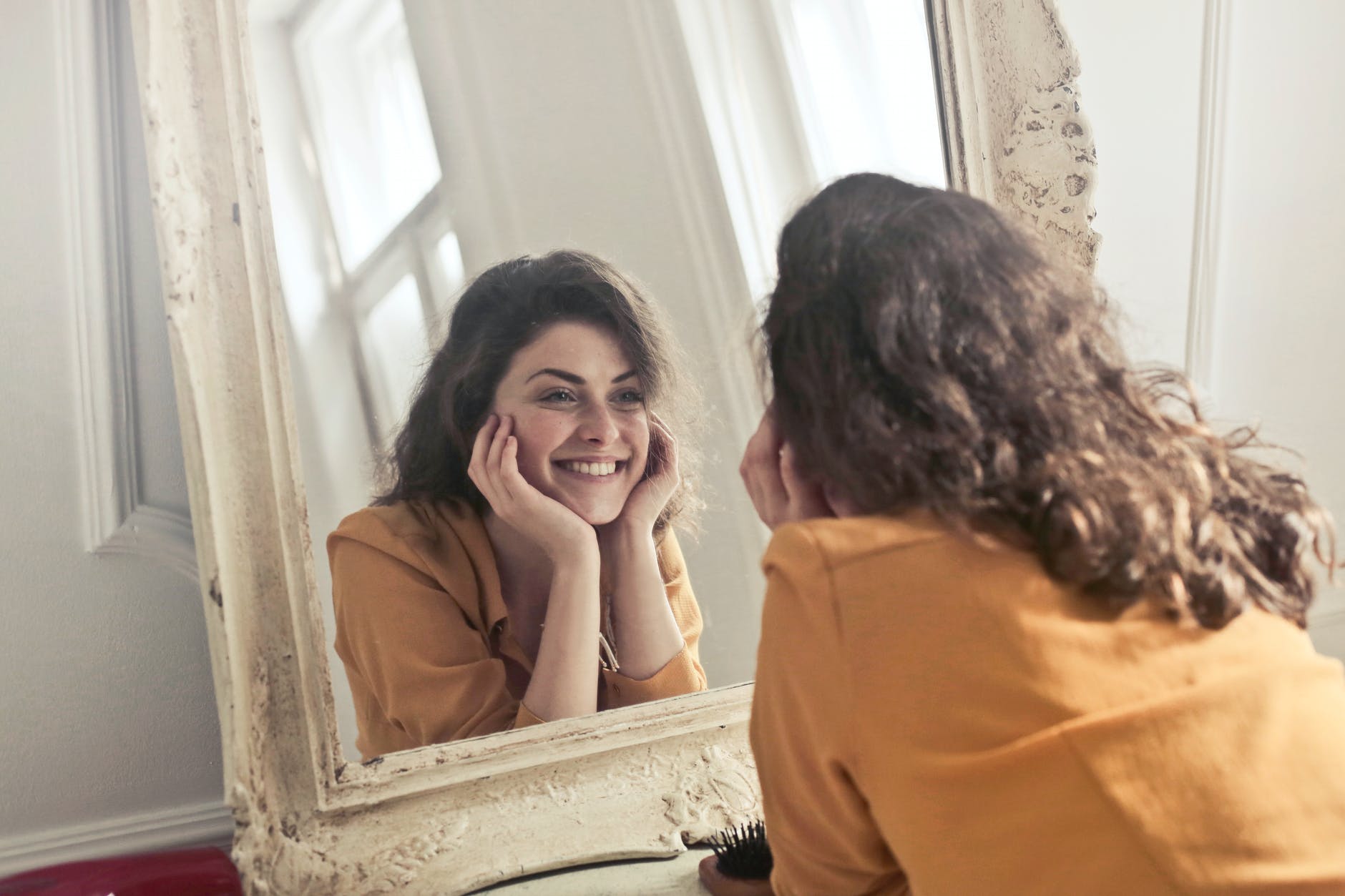 femme heureuse miroir 
