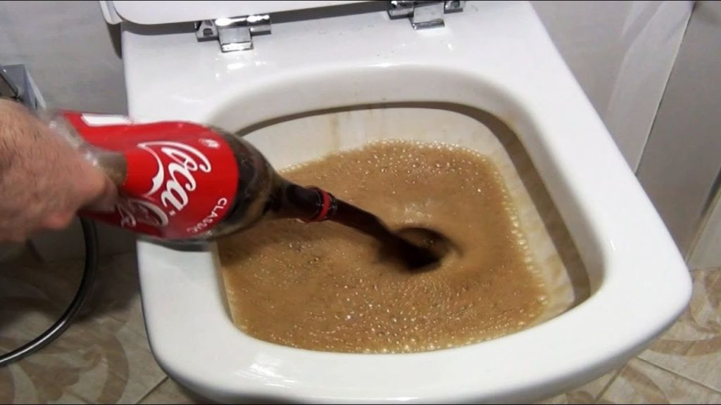 Voici comment nettoyer et enlever les taches brunes de la cuvette des toilettes en utilisant du Coca-cola Coca cola pour nettoyer toilette