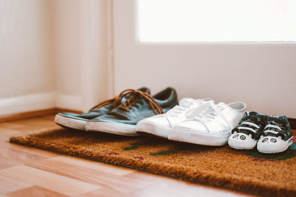 Pourquoi devriez-vous arrêter de porter vos chaussures dans votre maison chaussures à la porte