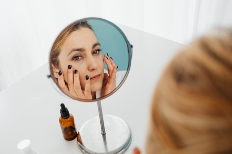 femme met du maquillage