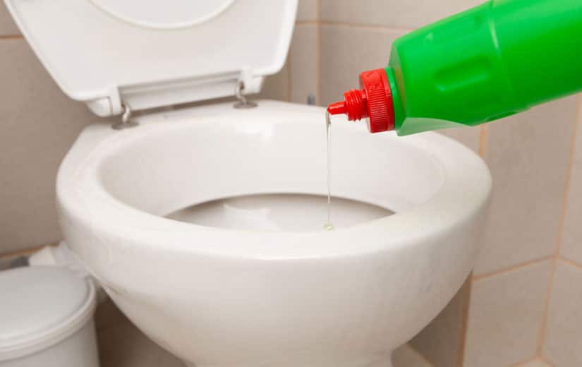 6 façons géniales, faciles et efficace de déboucher vos toilettes sans ventouse
