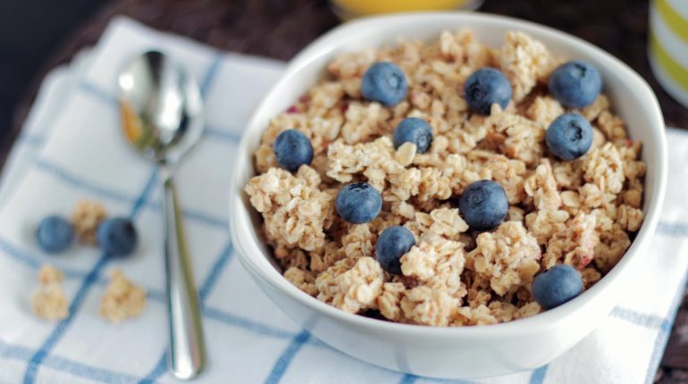 Les aliments qui peuvent encore être consommés sans danger après la date de péremption après la date de péremption Céréales et granol chimique consommables consommateur date limite Ingrédients secs la date de péremption les aliments Les aliments qui peuvent encore être consommés Maïs en conserve œufs pain péremption périssables poubelle produits sans danger sucre