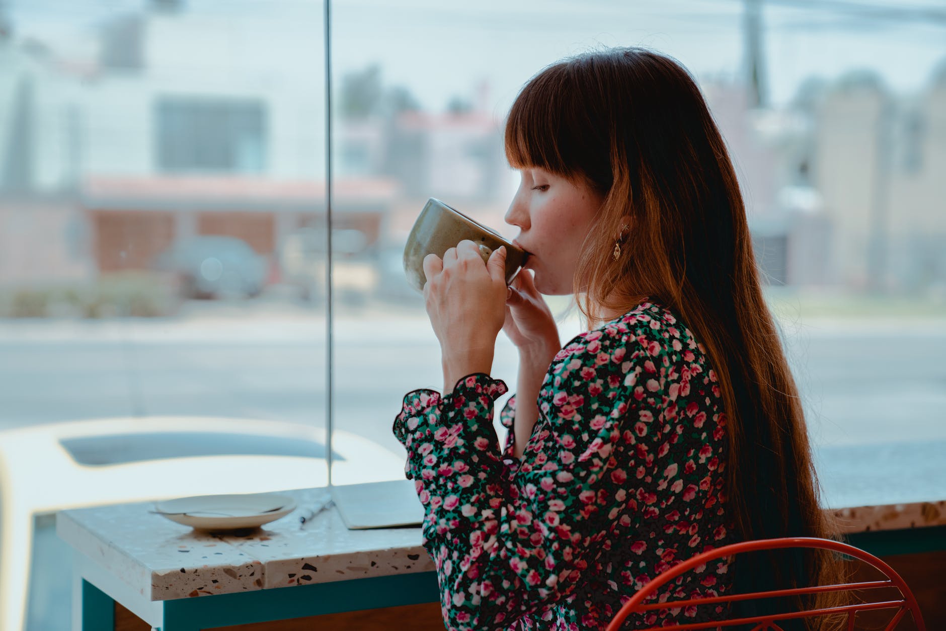 femme dans un café