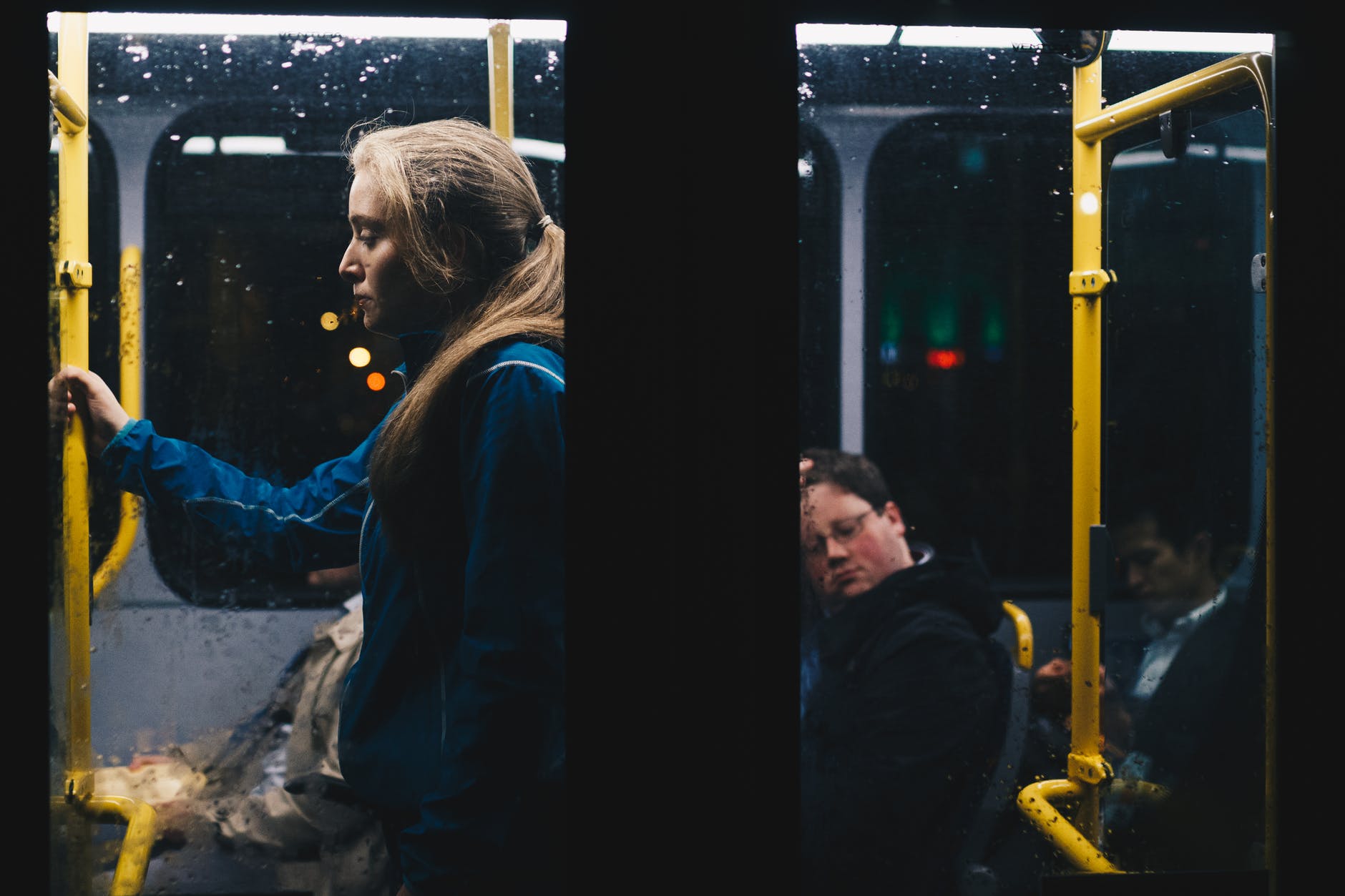 une fille dans le bus 