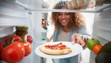 Voici pourquoi vous ne devriez jamais mettre des aliments chauds dans votre réfrigérateur
