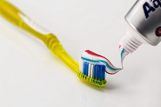 bandes de couleur sur les tubes de dentifrice